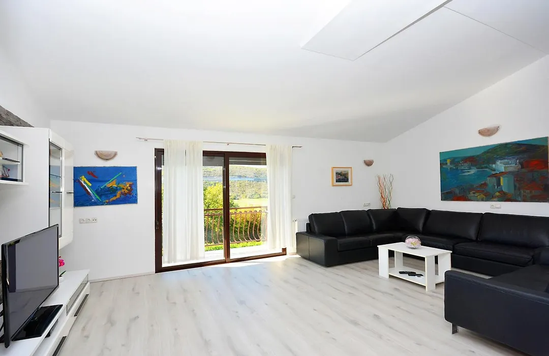 Villa Bisko With Heated Pool & Jacuzzi-1
