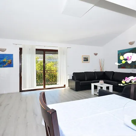 Villa Bisko With Heated Pool & Jacuzzi-3